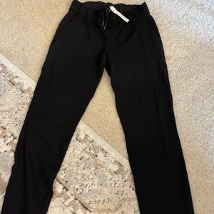 Lululemon on the fly black pants size 6